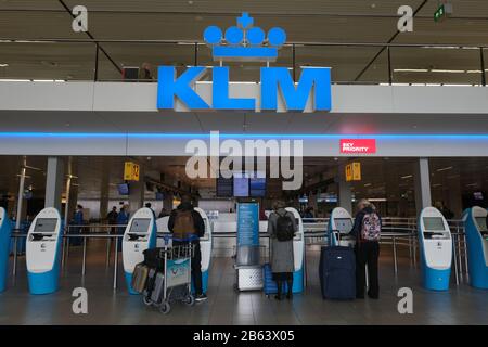 Les voyageurs s'enregistrer sur des machines automatisées de KLM Royal Dutch Airlines à l'aéroport d'Amsterdam Schiphol le 9 mars 2020 à Schiphol, aux Pays-Bas. Crédit: Yuriko Nakao/Aflo/Alay Live News Banque D'Images