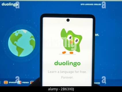 Montréal, Canada - 08 mars 2020 : logo Duolingo et demande sur un téléphone portable. Duolingo est une plate-forme qui comprend un site Web d'apprentissage des langues et Banque D'Images