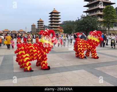Kaohsiung, TAIWAN -- le 25 JANVIER 2020: Les danseurs traditionnels du Lion chinois se produisent au complexe bouddhiste Fo Guang Shan pendant le nouvel an chinois. Banque D'Images