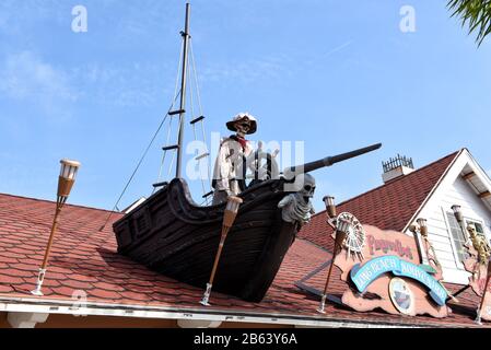 Long BEACH, CALIFORNIE - 06 MARS 2020 : gros plan des souvenirs de Pirates Cove long Beach au village de Shoreline. Banque D'Images