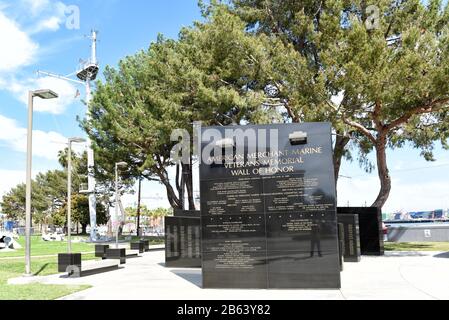 San PEDRO, CALIFORNIE - 06 MARS 2020: Mur commémoratif des anciens combattants de la marine marchande américaine honorant les marins perdus en mer de toutes les guerres. Banque D'Images