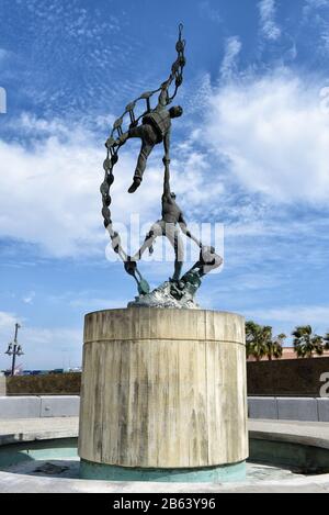 San PEDRO, CALIFORNIE - 06 MARS 2020: American Merchant Marine Veterans Memorial avec statue représentant des marins grimpant une échelle Jacobs. Banque D'Images