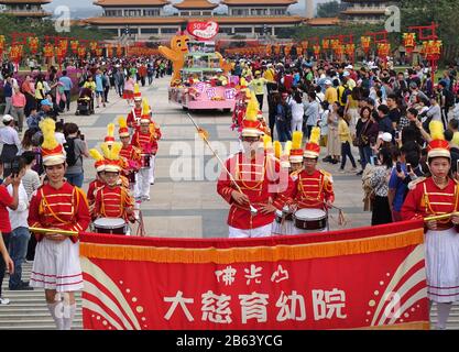 Kaohsiung, TAIWAN -- le 25 JANVIER 2020: Un défilé au complexe bouddhiste Fo Guang Shan pendant le nouvel an chinois. Les caractères chinois signifient « Da Zi Chil » Banque D'Images