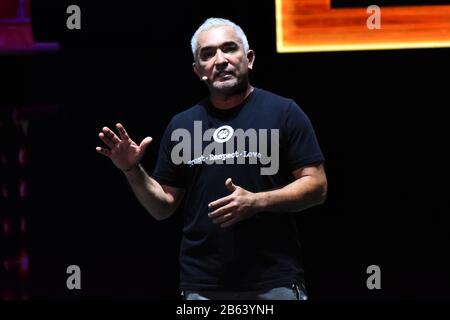 Mexique, Mexique. 25 août 2019. Le chien entraîneur Cesar Millan parle sur scène lors de son spectacle ' Une Fois Sur un chien' à l'aréna de Mexico City à Mexico, Mexique (photo par Eyepix Group/Pacific Press) crédit: Pacific Press Agency/Alay Live News Banque D'Images