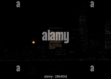 New York, États-Unis. 9 mars 2020. La super lune monte au-dessus de Manhattan. (Photo De Lév Radin/Pacific Press) Crédit: Agence De Presse Du Pacifique/Alay Live News Banque D'Images