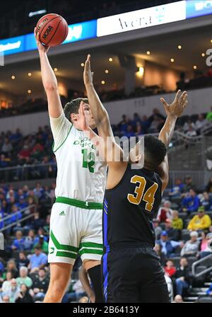 9 mars 2020 : le Dakota du Nord lutte Hawks Forward Filip Rebraca (12) prend une photo lors du match de basket-ball semi-final de Summit League entre les Mastodons Purdue fort Wayne et les Hawks de combat du Dakota du Nord au Denny Sanford Premier Centre, Sioux Falls, SD. Le Dakota du Nord a gagné 73-56. Photo de Russell Hons/CSM Banque D'Images