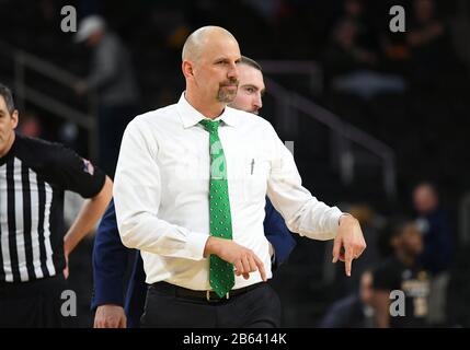 9 mars 2020 : l'entraîneur-chef Paul Sather Fighting Hawks du Dakota du Nord se dirige vers l'équipe pendant le match de basket-ball semi-final de Summit League entre les Mastodons Purdue fort Wayne et les Hawks de combat du Dakota du Nord au Denny Sanford Premier Centre, Sioux Falls, SD. Le Dakota du Nord a gagné 73-56. Photo de Russell Hons/CSM Banque D'Images