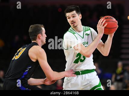 9 mars 2020:North Dakota Fighting Hawks Forward Kienan Walter (23) attend de passer la balle pendant le match de basket-ball semi-final Summit League entre les Mastodons Purdue fort Wayne et les Hawks Fighting Hawks du Dakota du Nord au Denny Sanford Premier Centre, Sioux Falls, SD. Le Dakota du Nord a gagné 73-56. Photo de Russell Hons/CSM Banque D'Images