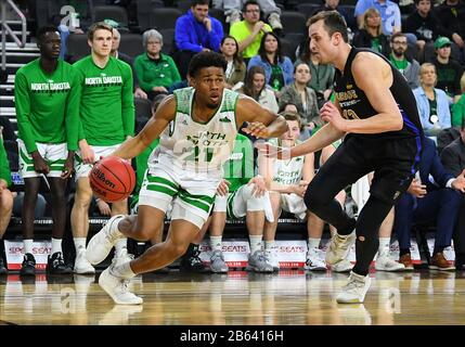 9 mars 2020: La garde des Hawks de combat du Dakota du Nord Ethan Igbanugo (21) conduit au panier pendant le match de basket-ball semi-final de Summit League entre les Mastodons Purdue fort Wayne et les Hawks de combat du Dakota du Nord au Denny Sanford Premier Centre, Sioux Falls, SD. Le Dakota du Nord a gagné 73-56. Photo de Russell Hons/CSM Banque D'Images