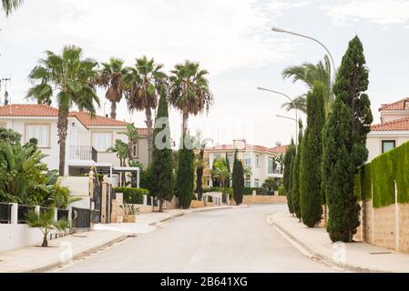 Protaras. Chypre - 5 octobre 2018 : rue avec villas et Cyprès à Protaras. Banque D'Images