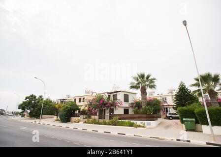 Protaras. Chypre - 9 octobre 2018 : rue avec villas et cottages à Protaras sur Chypre. Banque D'Images