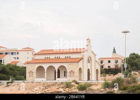 Protaras. Chypre - 9 Octobre 2018 : Chapelle Saint-Andreas Paramount Protaras Sur Chypre. Banque D'Images