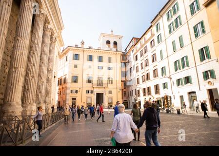 Rome. Italie - 21 mars 2017 : touristes sur la Piazza di Pietra à Rome, Italie. Banque D'Images