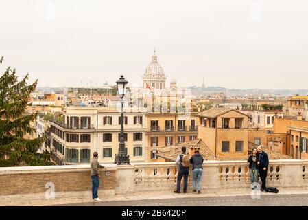 Rome. Italie - 22 mars 2017: Vue sur Rome depuis la Piazza Trinita dei Monti. Jour Nuageux. Banque D'Images