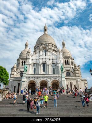 Touristes sur les marches devant la basilique du Sacré-coeur, Montmartre, Paris, France Banque D'Images