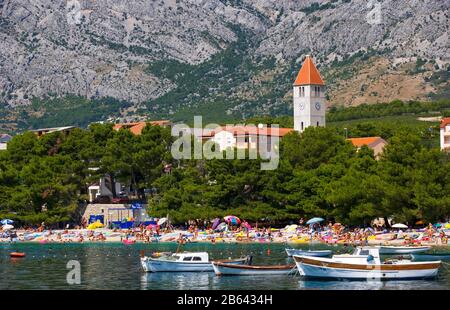 Vue sur le village avec plage de baignade, Promajna, Makarska Riviera, Dalmatie, côte Adriatique croate, Croatie Banque D'Images
