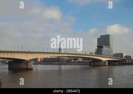 Pont Deutz (Deutzer Brucke) Au-Dessus Du Rhin. Cologne, Allemagne Banque D'Images