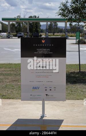 Station de charge de voiture électrique alimentée par Solar et batterie de secours, fournie par RACV et CHARGEFOX, située à la station de service Barnawartha North BP VIC. Banque D'Images