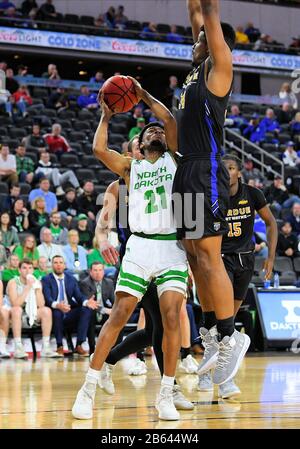 9 mars 2020: La garde des Hawks de combat du Dakota du Nord Ethan Igbanugo (21) prend un coup de feu pendant le match de basket-ball semi-final de Summit League entre les Mastodons Purdue fort Wayne et les Hawks de combat du Dakota du Nord au Denny Sanford Premier Centre, Sioux Falls, SD. Le Dakota du Nord a gagné 73-56. Photo de Russell Hons/CSM Banque D'Images