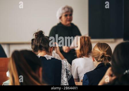 Les élèves de l'école en cours de leçon Banque D'Images