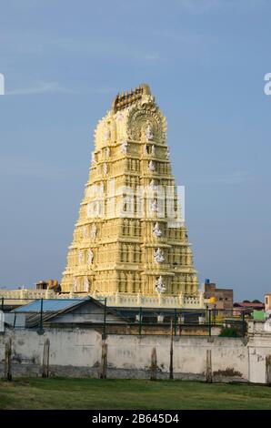 Gopuram du temple de Chamundeshwari au sommet de la colline principale, Mysore, Karnataka, Inde Banque D'Images