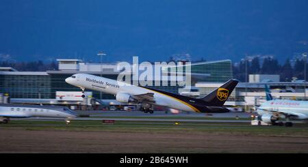 Richmond, Colombie-Britannique, Canada. 6 mars 2020. Un cargo aérien Boeing 757-200 PF (N427 UP) d'UPS Airlines part au crépuscule de l'aéroport international de Vancouver. Crédit: Bayne Stanley/Zuma Wire/Alay Live News Banque D'Images