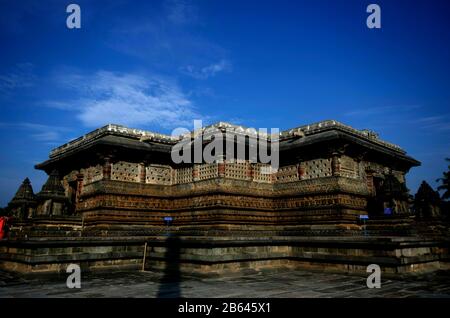 Belur, Karnataka, Inde, novembre 2019, Tourisme au complexe du Temple Chennakeshava, un temple hindou du XIIe siècle dédié au seigneur Vishnu Banque D'Images