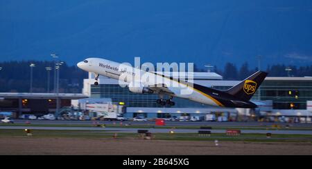 Richmond, Colombie-Britannique, Canada. 6 mars 2020. Un cargo aérien Boeing 757-200 PF (N427 UP) d'UPS Airlines part au crépuscule de l'aéroport international de Vancouver. Crédit: Bayne Stanley/Zuma Wire/Alay Live News Banque D'Images