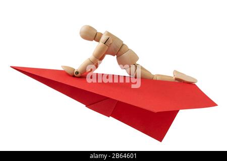 Poupée en bois volant sur un avion en papier. Isolé sur fond blanc. Banque D'Images