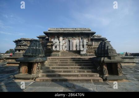 Belur, Karnataka, Inde, novembre 2019, Tourisme au complexe du Temple Chennakeshava, un temple hindou du XIIe siècle dédié au seigneur Vishnu Banque D'Images