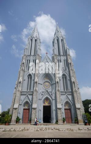 Mysore, Karnataka, Inde, novembre 2019, Dévotess à la cathédrale Saint-Philomène, une église catholique qui est la cathédrale du diocèse de Mysore Banque D'Images