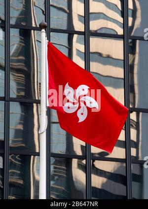 Hong Kong, Chine : 29 Janvier 2020. Le drapeau de Hong Kong vole dans le quartier des affaires du centre de Hong Kong. Le design est basé sur la fleur de Bauhinia également Banque D'Images