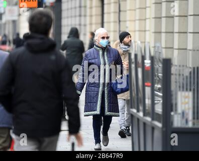 Rome, Italie. 9 mars 2020. Une femme porte un masque à Milan, Italie, 9 mars 2020. Les mesures visant à endiguer la propagation du nouveau coronavirus seront étendues à l'ensemble du pays dans les prochaines heures, a annoncé lundi le Premier ministre italien Giuseppe Conte. Crédit: Daniele Mascolo/Xinhua/Alay Live News Banque D'Images