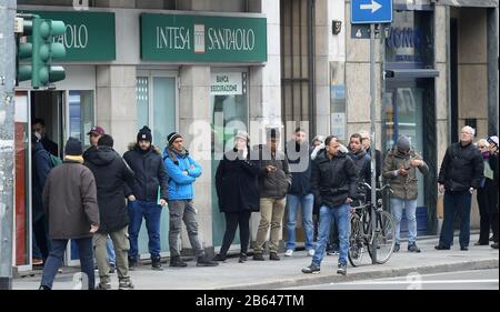 Rome, Italie. 9 mars 2020. Les gens attendent dans une file d'attente à l'extérieur d'une banque à Milan, en Italie, le 9 mars 2020. Les mesures visant à endiguer la propagation du nouveau coronavirus seront étendues à l'ensemble du pays dans les prochaines heures, a annoncé lundi le Premier ministre italien Giuseppe Conte. Crédit: Daniele Mascolo/Xinhua/Alay Live News Banque D'Images