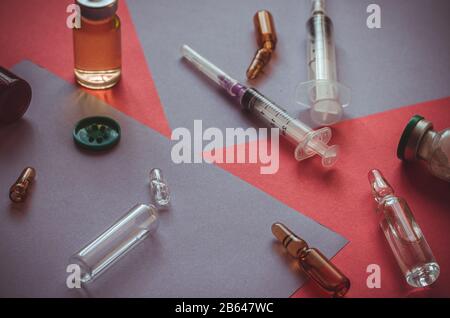 Vaccins, seringues et ampoules sur la table. Ampoules neuves et d'occasion. Préparation à la vaccination. Gros plan. Mise au point sélective. Banque D'Images