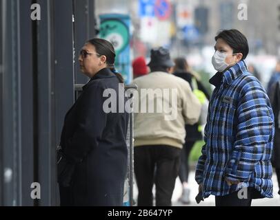 Rome, Italie. 9 mars 2020. Un homme portant un masque facial est vu à Milan, en Italie, le 9 mars 2020. Les mesures visant à endiguer la propagation du nouveau coronavirus seront étendues à l'ensemble du pays dans les prochaines heures, a annoncé lundi le Premier ministre italien Giuseppe Conte. Crédit: Daniele Mascolo/Xinhua/Alay Live News Banque D'Images