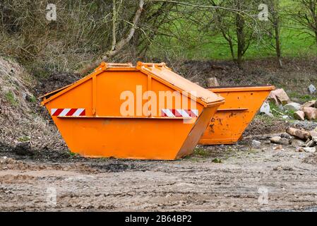 Conteneur de benne transportable industriel orange Banque D'Images