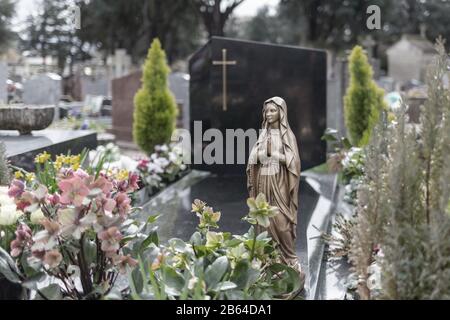 Vierge Marie au cimetière, fond de cimetière, tombstone désaturé, tombeau croisé Banque D'Images