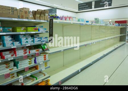 Étagères vidées de papier toilette et de serviette de cuisine dans un supermarché Waitrose pendant l'épidémie de Coronavirus au Royaume-Uni. Dorset Angleterre U. Banque D'Images