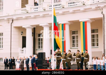 Vilnius, Lituanie. Les Officiers De La Force Terrestre Avec Drapeau Prennent Part À La Journée De L'Etat Sur La Place Près Du Palais Présidentiel. Vacances En Commémoration De Coronatio Banque D'Images