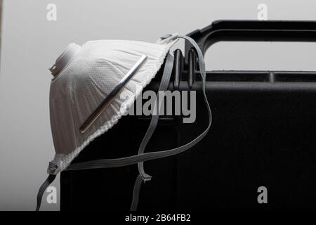 Masque de protection contre les virus masque facial n95 alternative FFP2 filtre de protection, équipement d'urgence et comprimés de médecine comprimés comprimés comprimés closeup macro boîte Banque D'Images