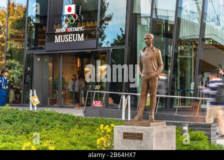 Tokyo, japon - 17 novembre 2019 : statue en bronze du fondateur des Jeux Olympiques Pierre de Coubertin devant le monument Des Anneaux olympiques du Japa Banque D'Images