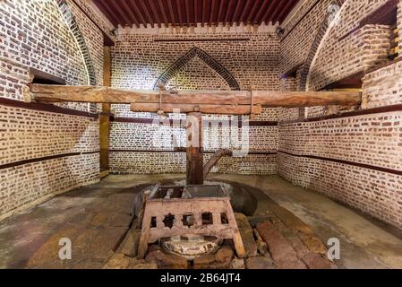 Vue avant de l'ancien moulin rotatif Fleur était autrefois pivoté par la puissance animale, connu sous le nom d'Abu Shaheen Mill avec des murs en briques noires et rouges, situé à côté de la maison historique El Amasaly, Rosetta ville, Egypte Banque D'Images