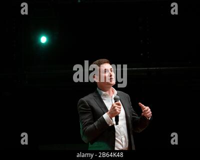 George McBride, fondateur et PDG de Hanway Associates, s'adresse à la foule lors De La conférence Cannabis Europa de Londres qui a eu lieu au Southbank Center. Banque D'Images