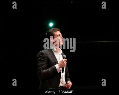 George McBride, fondateur et PDG de Hanway Associates, s'adresse à la foule lors De La conférence Cannabis Europa de Londres qui a eu lieu au Southbank Center. Banque D'Images