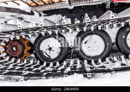 détail chat de neige en hiver, caterpillar et détail roue Banque D'Images