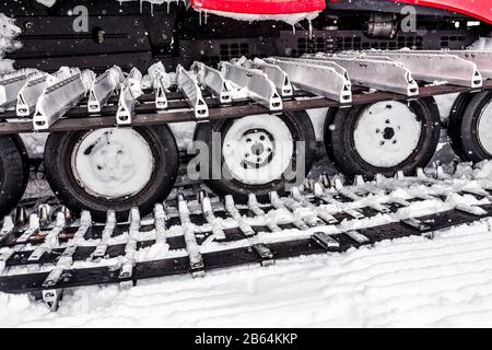 détail chat de neige en hiver, caterpillar et détail roue Banque D'Images