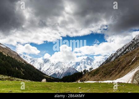 Vallée Verte. Panorama par le haut de la chaîne du Haut Caucase, Russie Banque D'Images