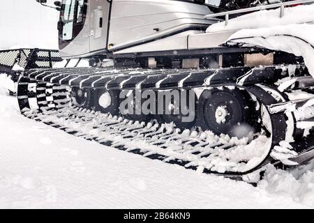 détail chat de neige en hiver, caterpillar et détail roue Banque D'Images