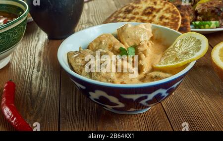 Poulet Nawabi, poulet cuit dans un oignon, noix de cajou et sauce curd, cuisine Awadhi, plats indiens traditionnels assortis, vue sur le dessus. Banque D'Images